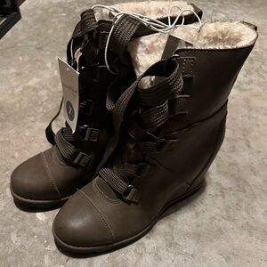 Boots gray universal threat size 7 brand new